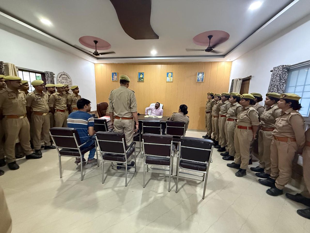 balrampurpolice's tweet photo. जनपद में कानून-व्यवस्था को और अधिक प्रभावी एवं तकनीक-सक्षम बनाने के उद्देश्य से #AddlSP द्वारा थाना को0 उतरौला का भ्रमण कर यक्ष ऐप एवं अन्य अभिलेखों की समीक्षा की गई तथा मिशन शक्ति अभियान के अंतर्गत गोष्ठी आयोजित कर महिला सुरक्षा एवं जनजागरूकता के संबंध में दिशा-निर्देश दिए गए। https://t.co/GXZ7o5VFyo