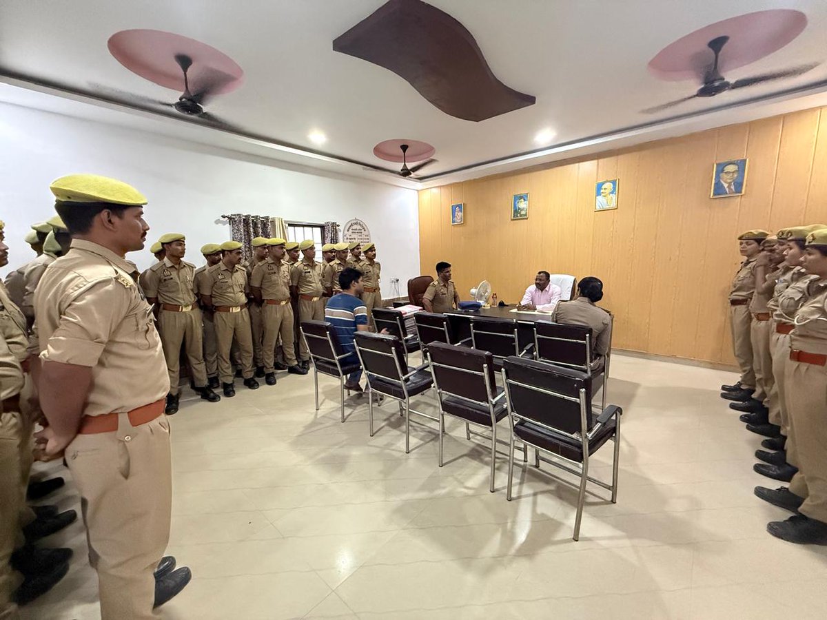 balrampurpolice's tweet photo. जनपद में कानून-व्यवस्था को और अधिक प्रभावी एवं तकनीक-सक्षम बनाने के उद्देश्य से #AddlSP द्वारा थाना को0 उतरौला का भ्रमण कर यक्ष ऐप एवं अन्य अभिलेखों की समीक्षा की गई तथा मिशन शक्ति अभियान के अंतर्गत गोष्ठी आयोजित कर महिला सुरक्षा एवं जनजागरूकता के संबंध में दिशा-निर्देश दिए गए। https://t.co/GXZ7o5VFyo