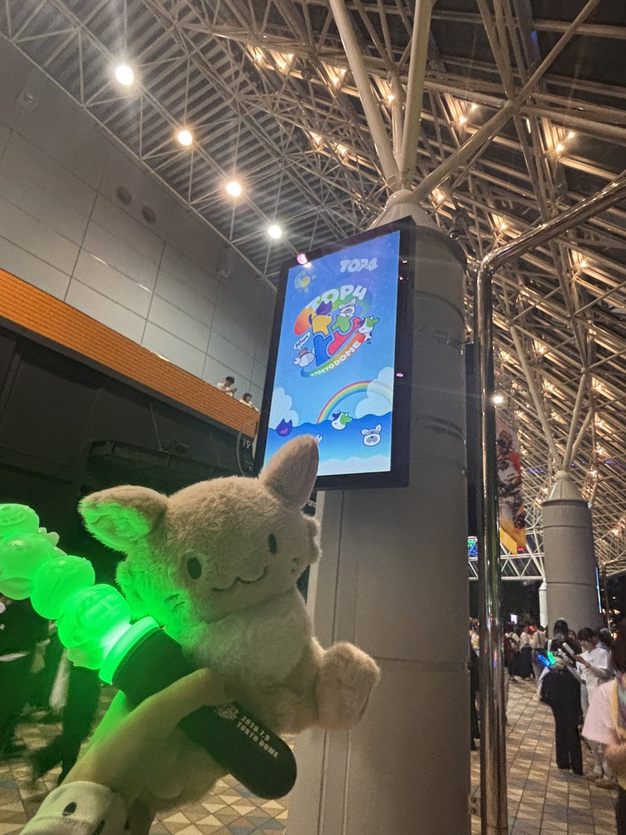 na__05_a__'s tweet photo. #TOP4TOKYODOME2 

船で回ってきてくれた時、後ろがスタッフさんの席だったから4人全員こちらを向いてくれて本当に神席だった😭😭😭 https://t.co/XlQ3K8Ze69