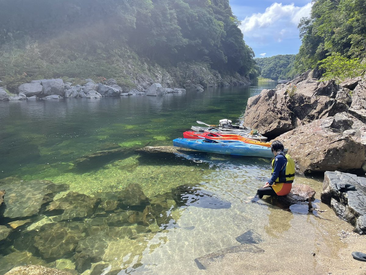 sasa_ken's tweet photo. 太陽が昇ってまもない安房川を漕ぐと、山からの風が降りてくる。ひんやりした風が心地良い。

潮が次第に満ちていくのに呼応するように、川の上流へと漕ぐ。川の中洲まで漕いで、朝食を作る。

旅人が「瞑想的な時間ですね」

と一言。

#屋久島　
#早朝リバーカヤック　
#巡り葉
#夏休み
#梅雨明け https://t.co/Z7A89fgEuV