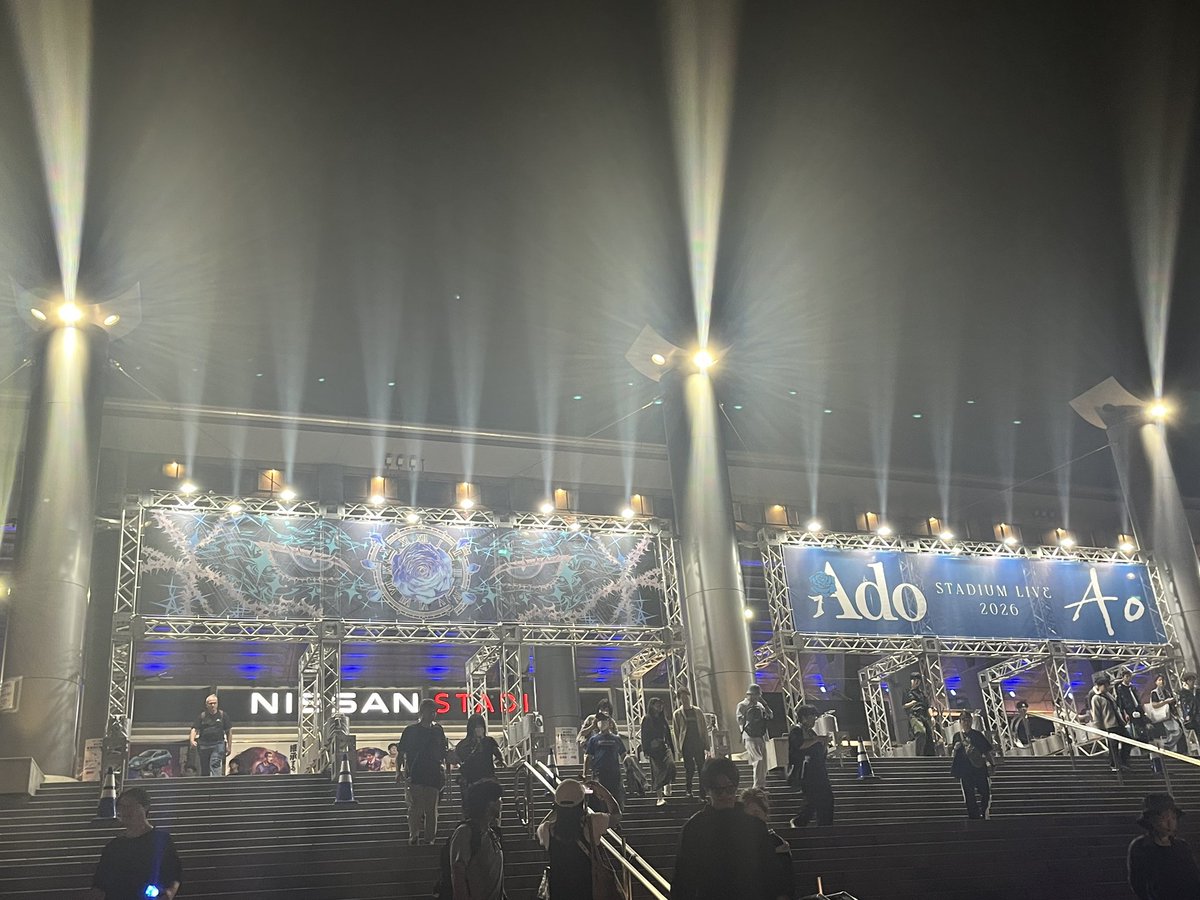 inag's tweet photo. Adoさんのライブat 日産スタジアム。あれだけ高音やらがなりならシャウトし続けてもしんどそうにならないし、常に伸びやかでマジうまかったー。演出や構成も練ってあり素晴らしかった。あとよく見ると結構踊ってるんですね。日産スタジアムって走るところかと思ってましたが違う側面を体験できて満足笑 https://t.co/EOEGuGiRxC