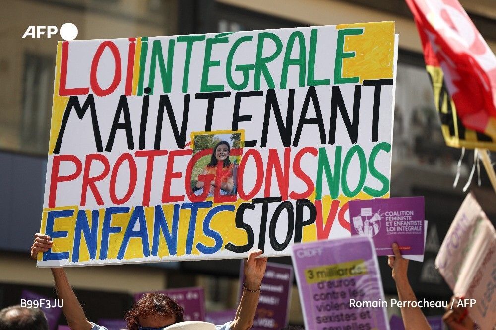 afpfr's tweet photo. Des milliers de manifestants, dont de nombreuses familles, se sont rassemblés en France samedi contre les violences sexuelles à l'appel d'associations féministes et de défense des enfants pour réclamer une "loi-cadre intégrale" sur le sujet. 

➡️ https://t.co/434CWki50J https://t.co/7jAeatmP1z