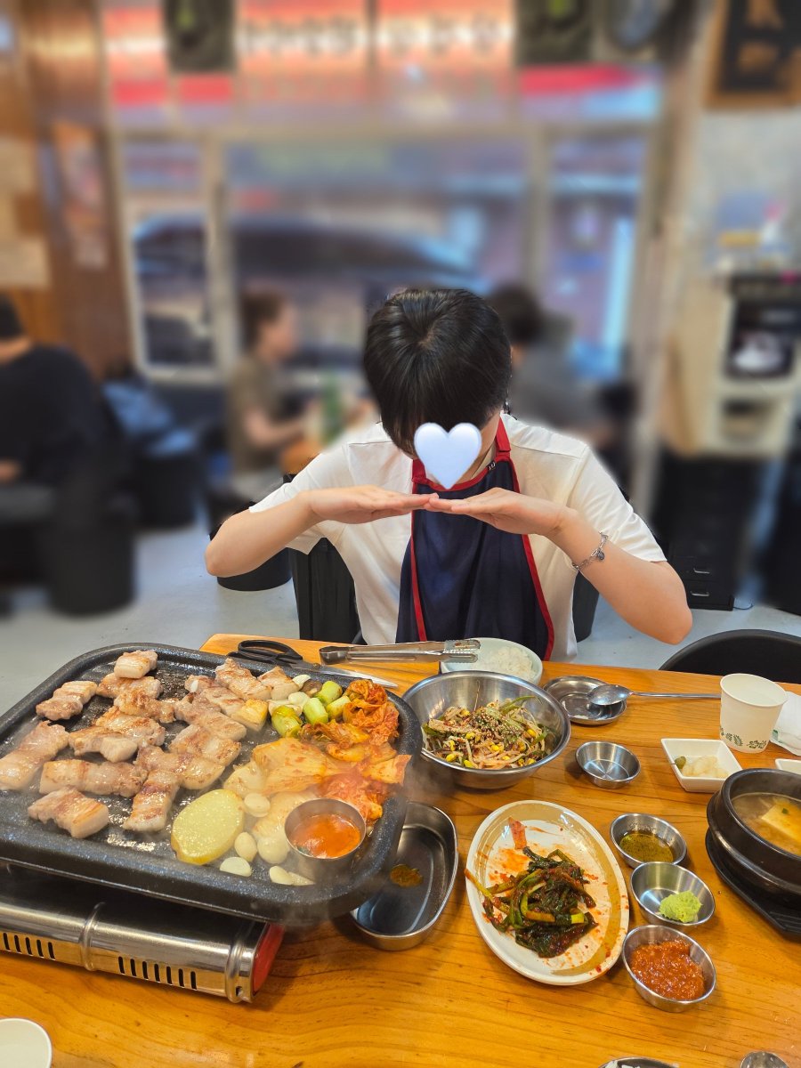 maybedoong's tweet photo. 여친 차카니인 점2
엄마가 여친이랑 고기 사 먹으라고 용돈 주셧다니까 깍듯하게 감사 인사 올림 https://t.co/7RgR1A0VX6
