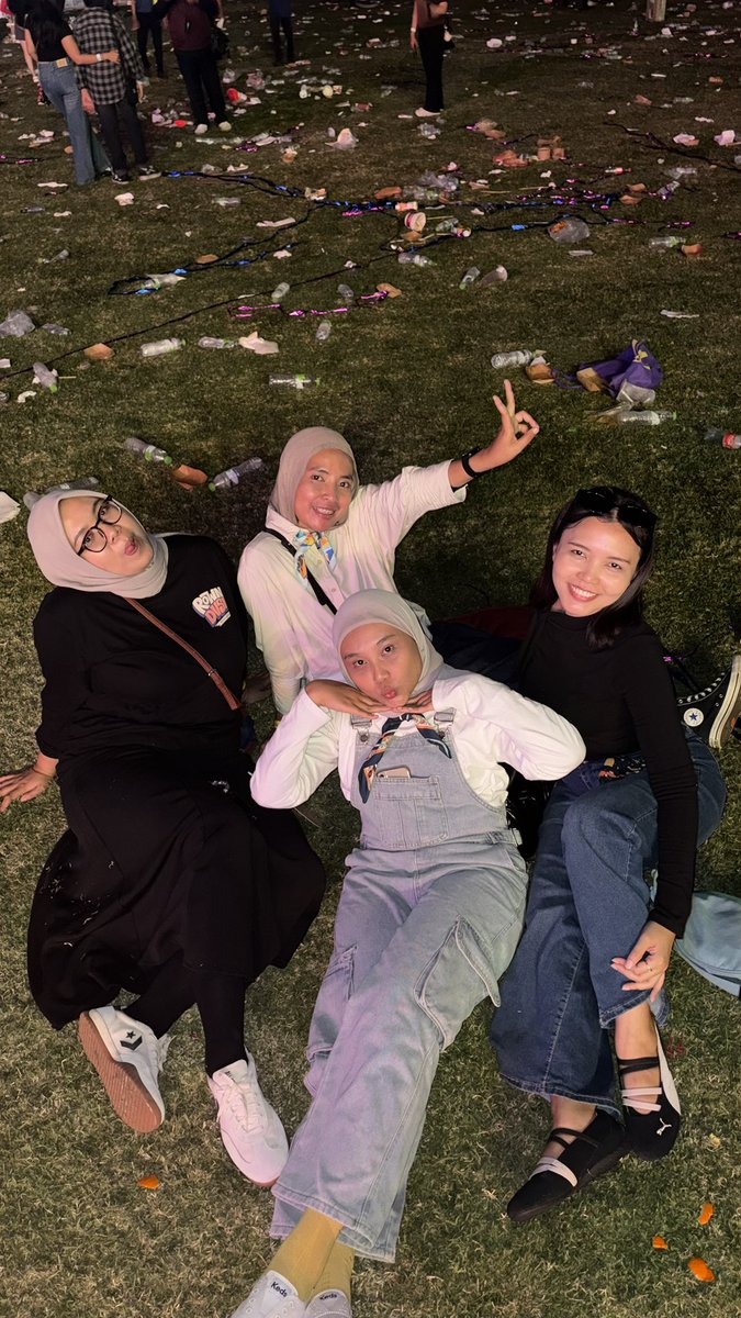 deviptri's tweet photo. Serba serbi konser poliponi bali ketemu pak duta ❤️
Kebetulan semuanya belum nikah padahal udah mau kepala 3 yaampun mau jadi apa kalian ini 🤣🤣🤣 https://t.co/U4VfxsJtSJ