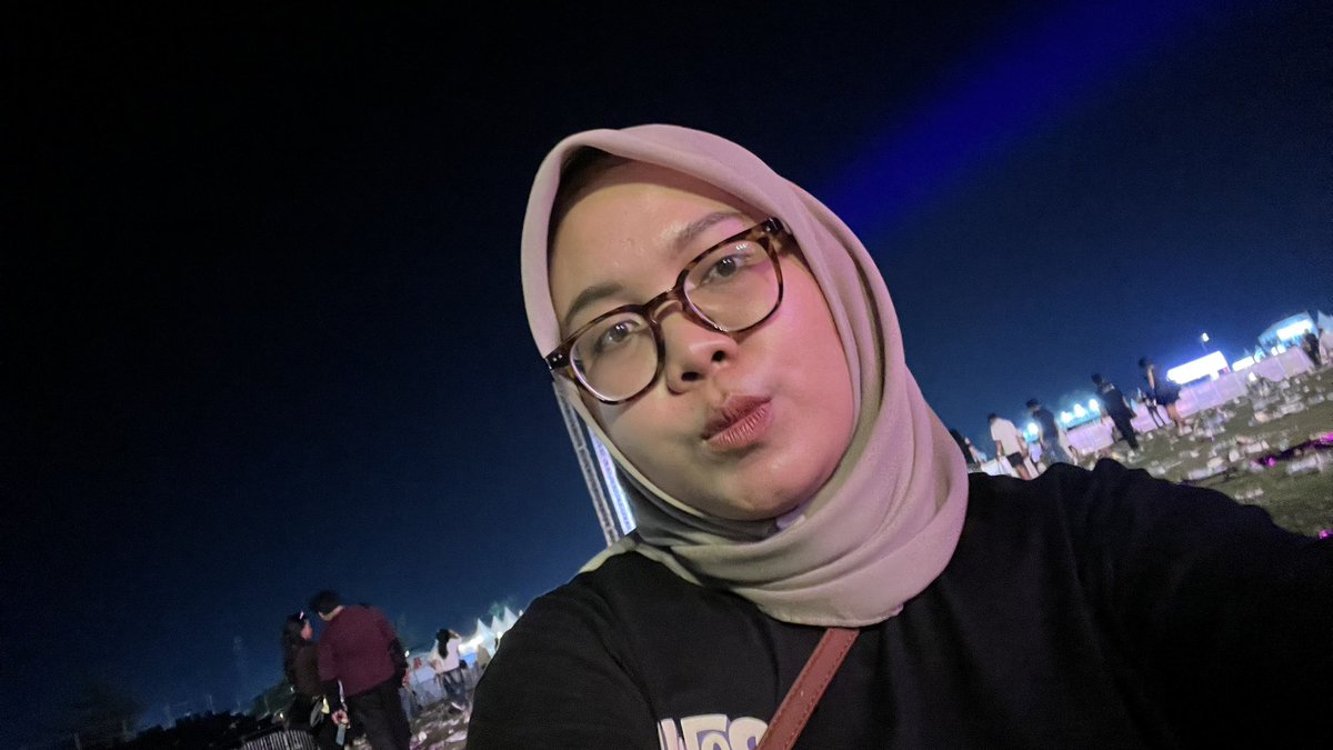 deviptri's tweet photo. Serba serbi konser poliponi bali ketemu pak duta ❤️
Kebetulan semuanya belum nikah padahal udah mau kepala 3 yaampun mau jadi apa kalian ini 🤣🤣🤣 https://t.co/U4VfxsJtSJ