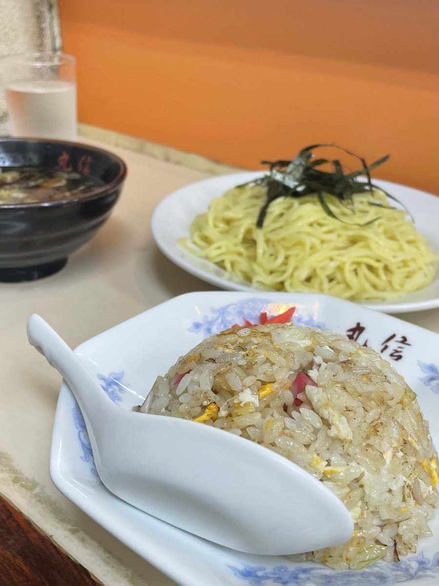 zuki1568's tweet photo. たまには昭和を感じたく、創業60年の老舗店
荻窪丸長からの暖簾分け店
『丸信中華そば 谷保店』
つけ麺 半チャーハンセット

つけ麺というよりざるらーめんって感じで、しっかり酸っぱい😋⤴️ご馳走様でした。 https://t.co/pk4r57W4WE