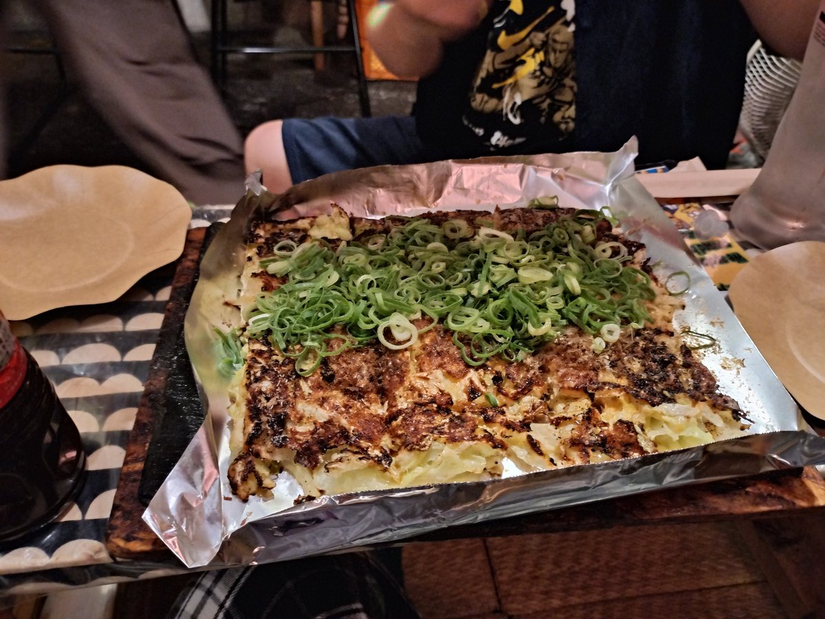 MidoriyamaJun's tweet photo. お好み焼きだけでテーブルが埋め尽くされて草 https://t.co/JwdciIw1F8