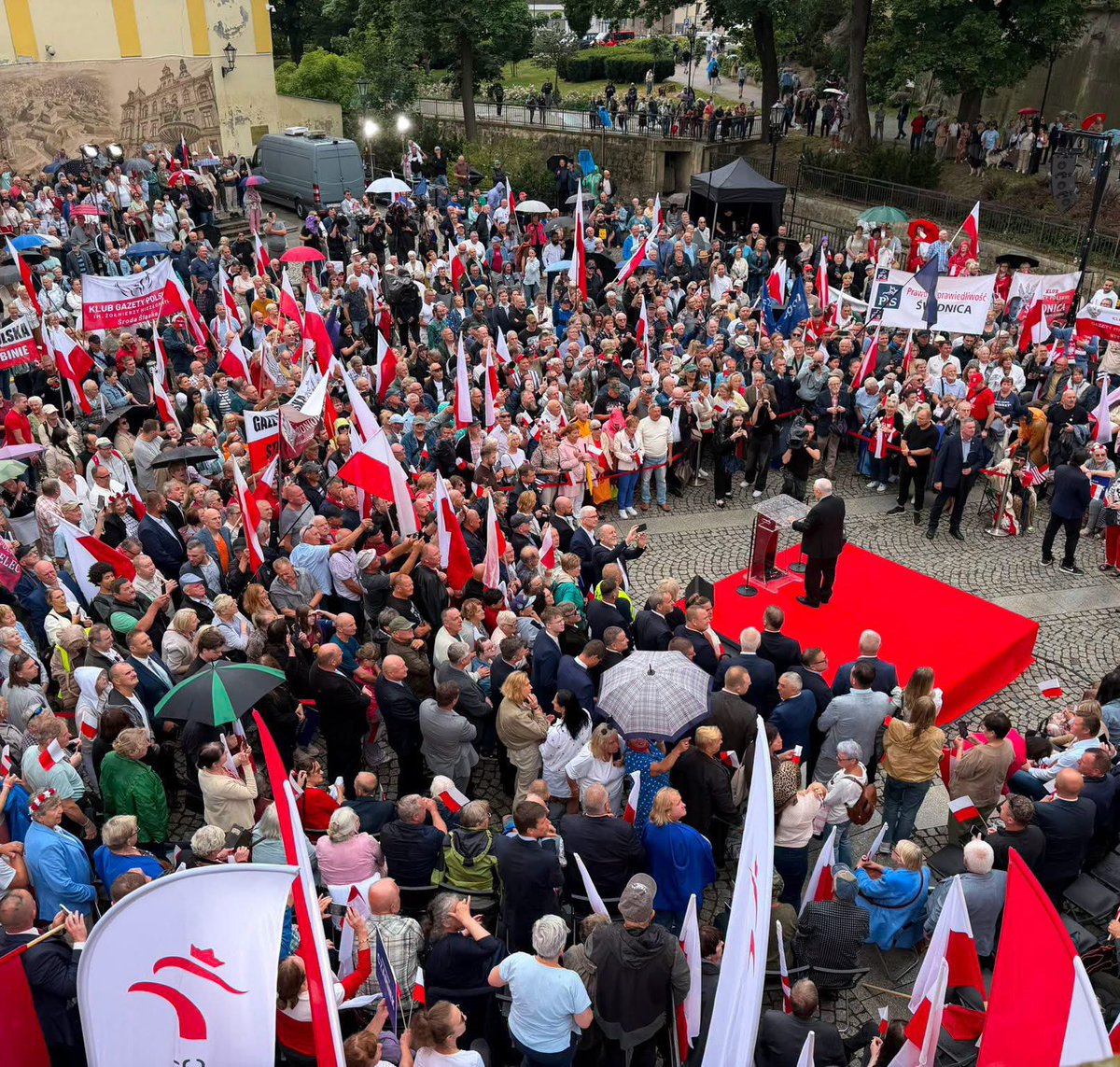 AnnaMKrupka's tweet photo. Spotkanie w Kłodzku ❤️ z Prezesem @pisorgpl @OficjalnyJK 👇🏼 i @CzarnekP 💪🏼 #PrzebudzeniePL https://t.co/rYBlblO0Z2