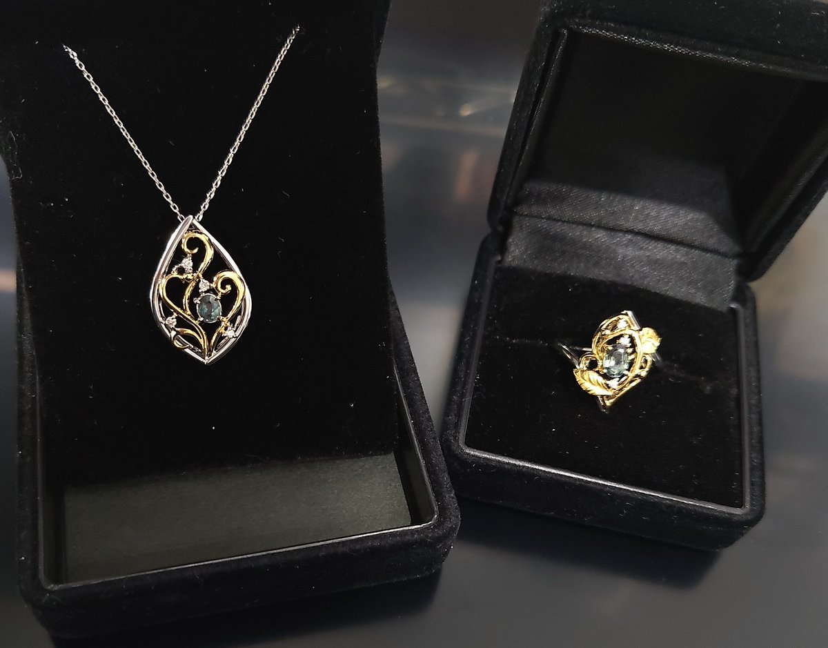 pxsxd's tweet photo. 森羅さん(@shinra_jewelry)の植物の生命力シリーズの仲間が増えました🌱🌱✨
リングとセットで着けて植物パワー倍増🌿
シンプルなシルエットに騙されがちだけど(？)見れば見るほど芸術的な各パーツの重なりと立体感が破綻なく収まってるの本当にヤバい…
#TOKYOJEWELRYFES
#東京ジュエリーフェス
#TJF https://t.co/Wf5KNRoBEK