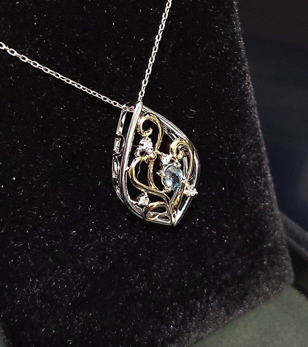pxsxd's tweet photo. 森羅さん(@shinra_jewelry)の植物の生命力シリーズの仲間が増えました🌱🌱✨
リングとセットで着けて植物パワー倍増🌿
シンプルなシルエットに騙されがちだけど(？)見れば見るほど芸術的な各パーツの重なりと立体感が破綻なく収まってるの本当にヤバい…
#TOKYOJEWELRYFES
#東京ジュエリーフェス
#TJF https://t.co/Wf5KNRoBEK