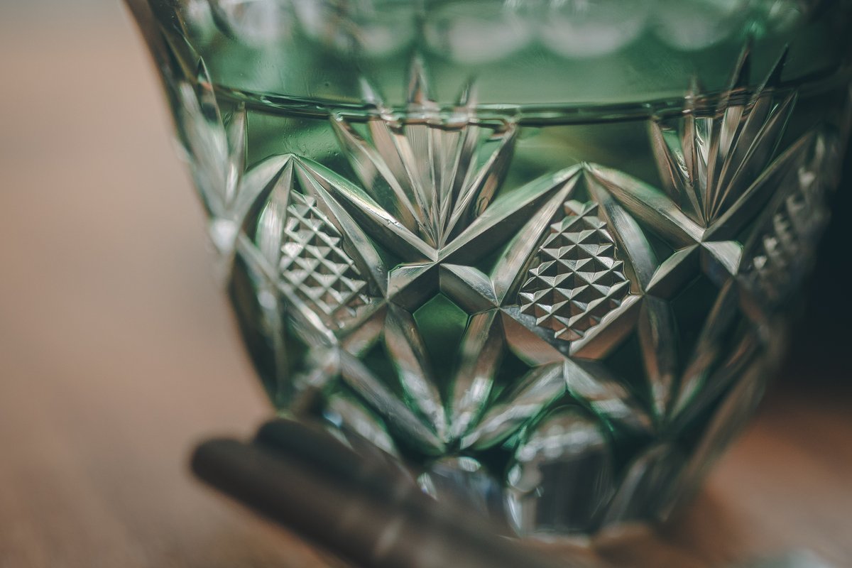 shimizuglass's tweet photo. 7月5日は「江戸切子の日」。

江戸切子を知って頂ける切っ掛けとなるよう、私たち作り手が集う組合で、7月5日を「江戸切子の日」と制定しています。 @edokiriko 

文様である「魚子（ななこ)」と、7月5日の7と5が、日本語で「なな」と「ご」で「ななこ」と読めることからの語呂合わせです。 https://t.co/32ujeuzjf0