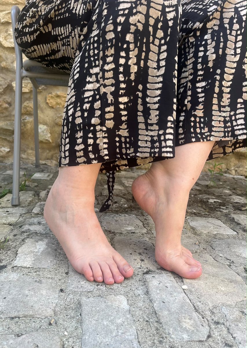 LittleLiliFeet's tweet photo. Hey 😉🍒 je viens d arriver avec mes petits pieds 😘 vous les trouvez à votre goût 🤪 
#feet #feetfetısh #soles https://t.co/YW6h8zwnGu