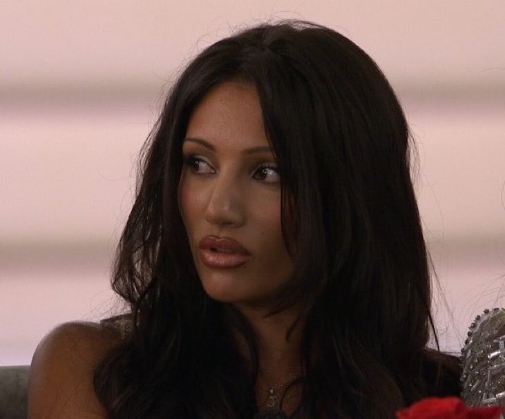 deansblairs's tweet photo. She might be the prettiest islander ever wowieeee https://t.co/kx79Ffj6af