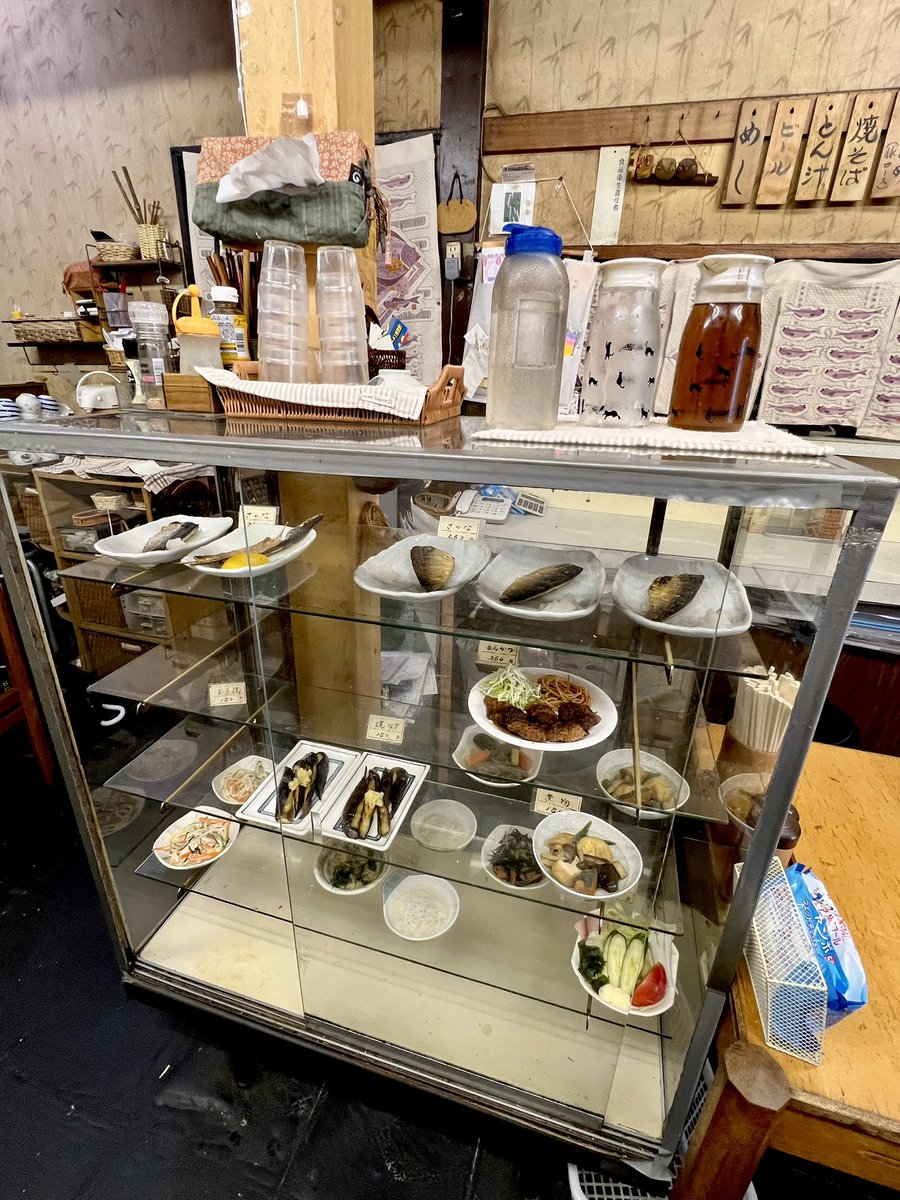 tolagen's tweet photo. 名古屋市柳原の平和園食堂へ。名城公園駅から徒歩10分程。無機質な街並みに忽然と。棚から焼なすを取ってビールを流し込む。注文でみそかつと玉子焼きと豚汁とごはんを。常連の年配の方々が慣れた様子でご飯を食べる。そこへ電子マネーは使えるか？にお断りされ帰るお姉さん。ゆったり時間が流れる。 https://t.co/1L7oAsg56G