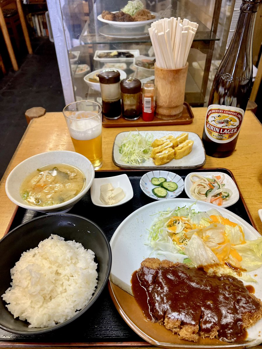 tolagen's tweet photo. 名古屋市柳原の平和園食堂へ。名城公園駅から徒歩10分程。無機質な街並みに忽然と。棚から焼なすを取ってビールを流し込む。注文でみそかつと玉子焼きと豚汁とごはんを。常連の年配の方々が慣れた様子でご飯を食べる。そこへ電子マネーは使えるか？にお断りされ帰るお姉さん。ゆったり時間が流れる。 https://t.co/1L7oAsg56G