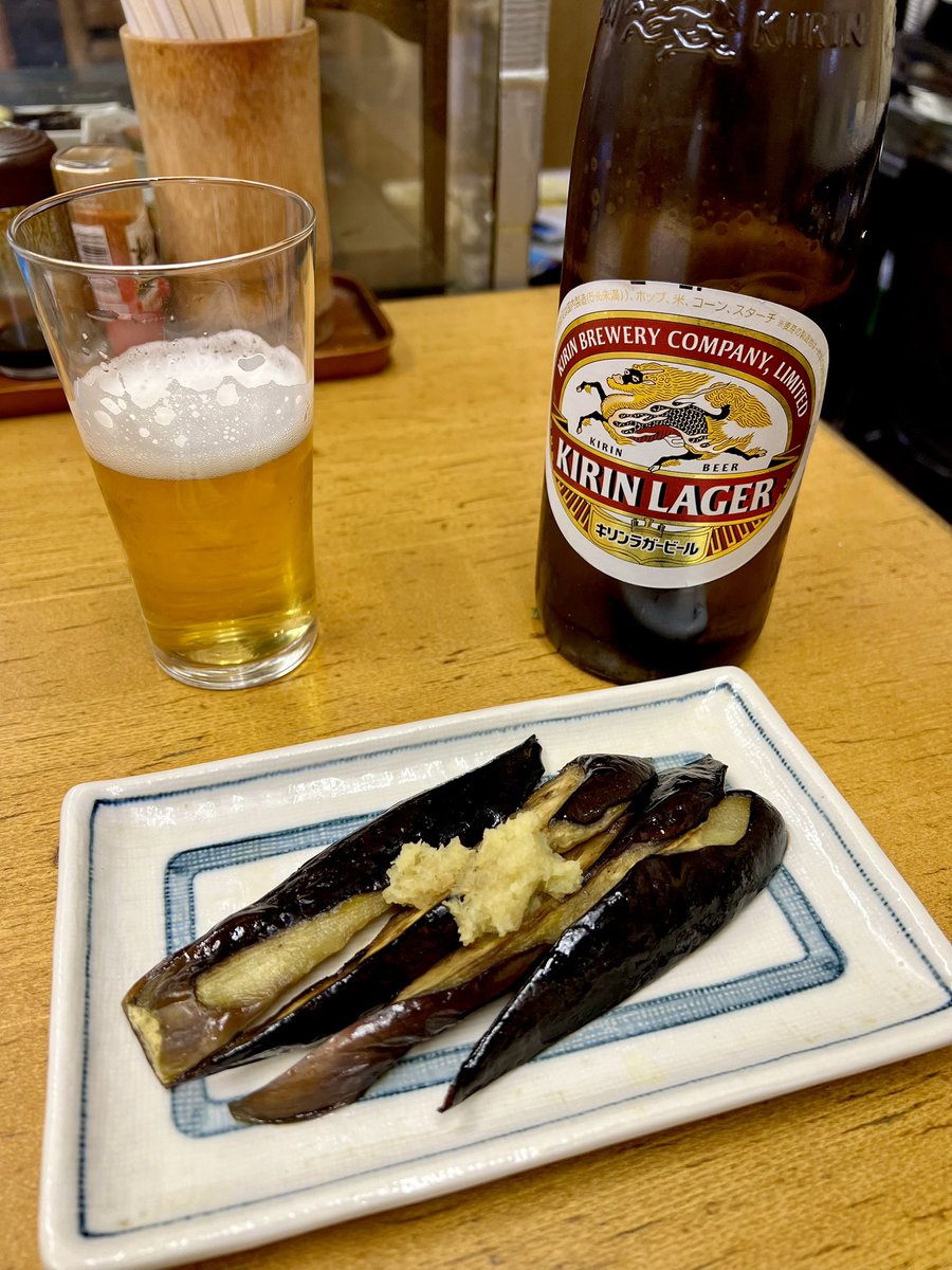 tolagen's tweet photo. 名古屋市柳原の平和園食堂へ。名城公園駅から徒歩10分程。無機質な街並みに忽然と。棚から焼なすを取ってビールを流し込む。注文でみそかつと玉子焼きと豚汁とごはんを。常連の年配の方々が慣れた様子でご飯を食べる。そこへ電子マネーは使えるか？にお断りされ帰るお姉さん。ゆったり時間が流れる。 https://t.co/1L7oAsg56G