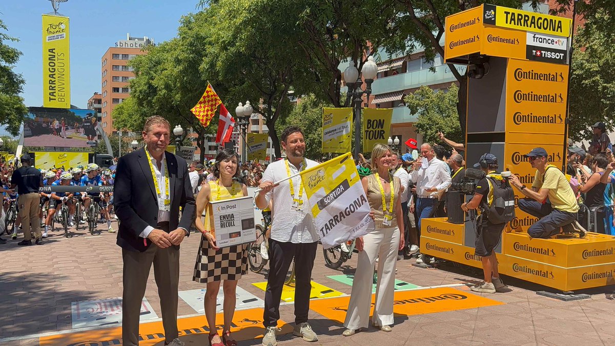 TGNAjuntament's tweet photo. 🚴‍♂️ Rubén Viñuales: "Amb el Tour hem demostrat que Tarragona pot acollir qualsevol esdeveniment a escala mundial".

L'èxit organitzatiu i la gran resposta ciutadana marquen una jornada històrica a la ciutat amb el pas d'aquesta cita sense precedents.

ℹ️ https://t.co/5mw0PQGTFj

#TourTarragona #TDF2026 #GDTF2026 #GrandDépart2026