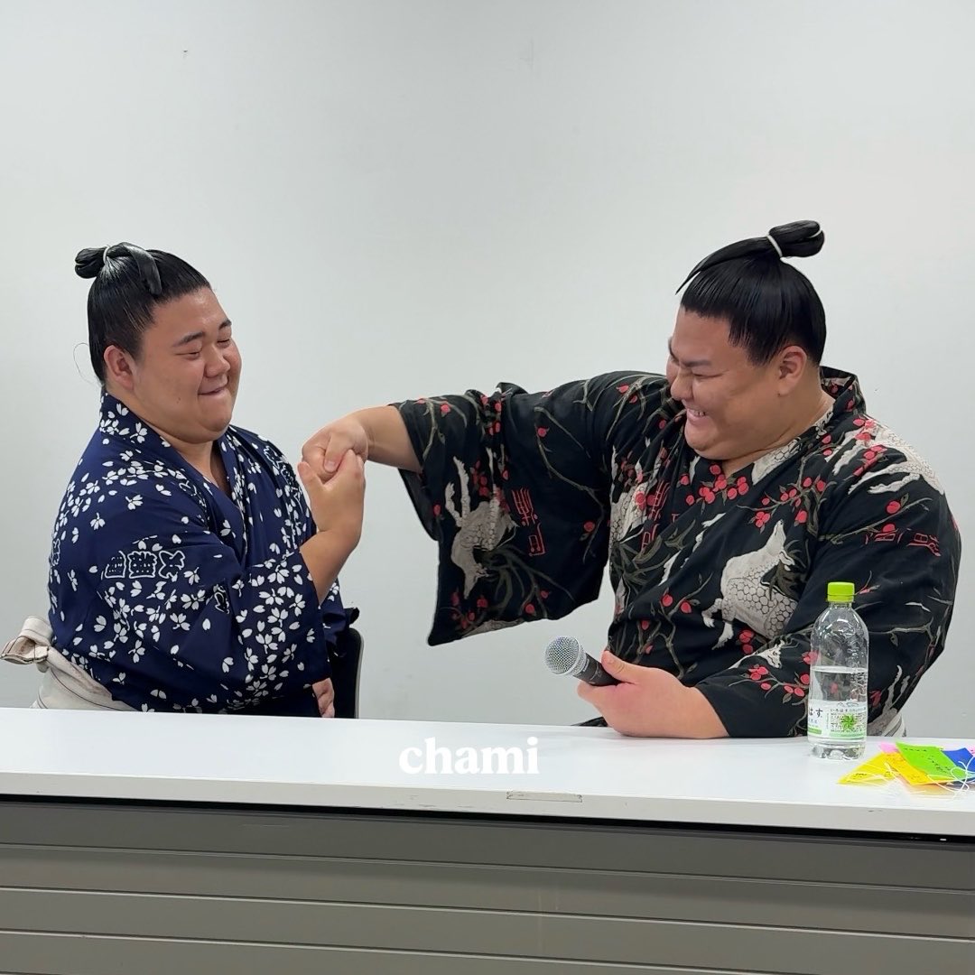 Chamiisumo222's tweet photo. 昨日のトークショーにて、指相撲をする藤ノ川関と義ノ富士関😆
２人ともめっちゃ楽しそうで、つられていっぱい笑いました🤭
（ご本人たち笑いつつガチな勝負でした😂）
#藤ノ川　#義ノ富士 https://t.co/ryGsjTsAwu