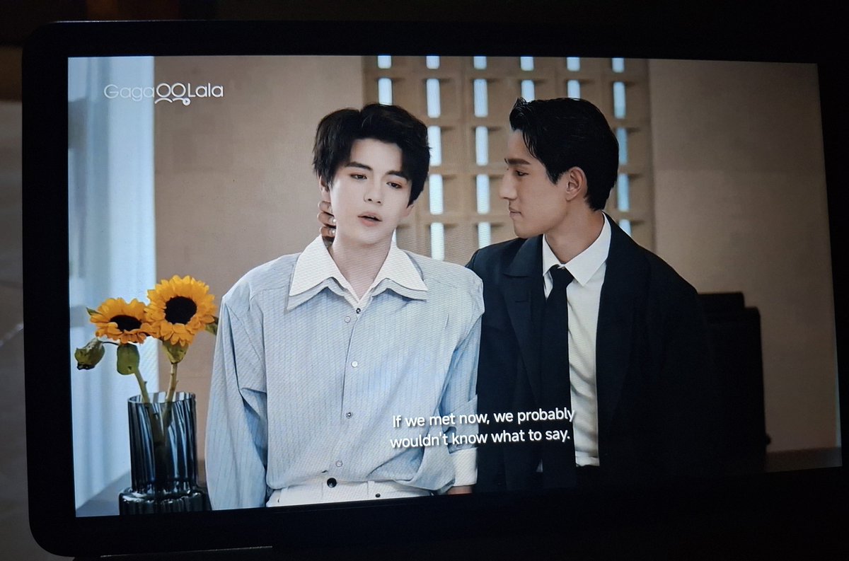 naaayizhan's tweet photo. Gifting two sunflowers symbolizes true love, soulmates, and mutual support. According to the "Sunflower Theory," while sunflowers follow the sun during the day. This represents a promise: "Even in the dark, you're my light". 🌻🌻

#DoubleHelix
#双程 #Aylio https://t.co/kriK26ehKI