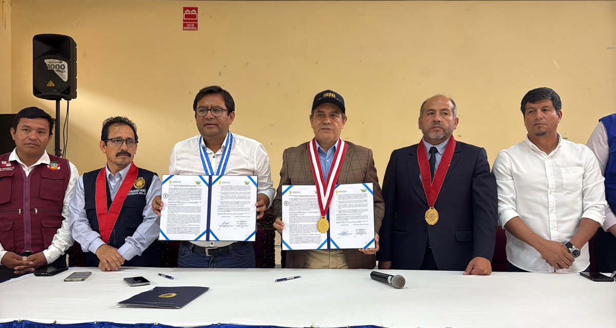 FiscaliaPeru's tweet photo. ▶️ Fiscal de la nación, Tomás Gálvez Villegas, suscribió convenios de entrega de locales para el funcionamiento del Ministerio Público en Pichari y Kimbiri, en Cusco, tras liderar jornadas de trabajo con autoridades locales, operadores de justicia y representantes de comunidades nativas.

🗞️ https://t.co/Wa2bwfJ8Ty