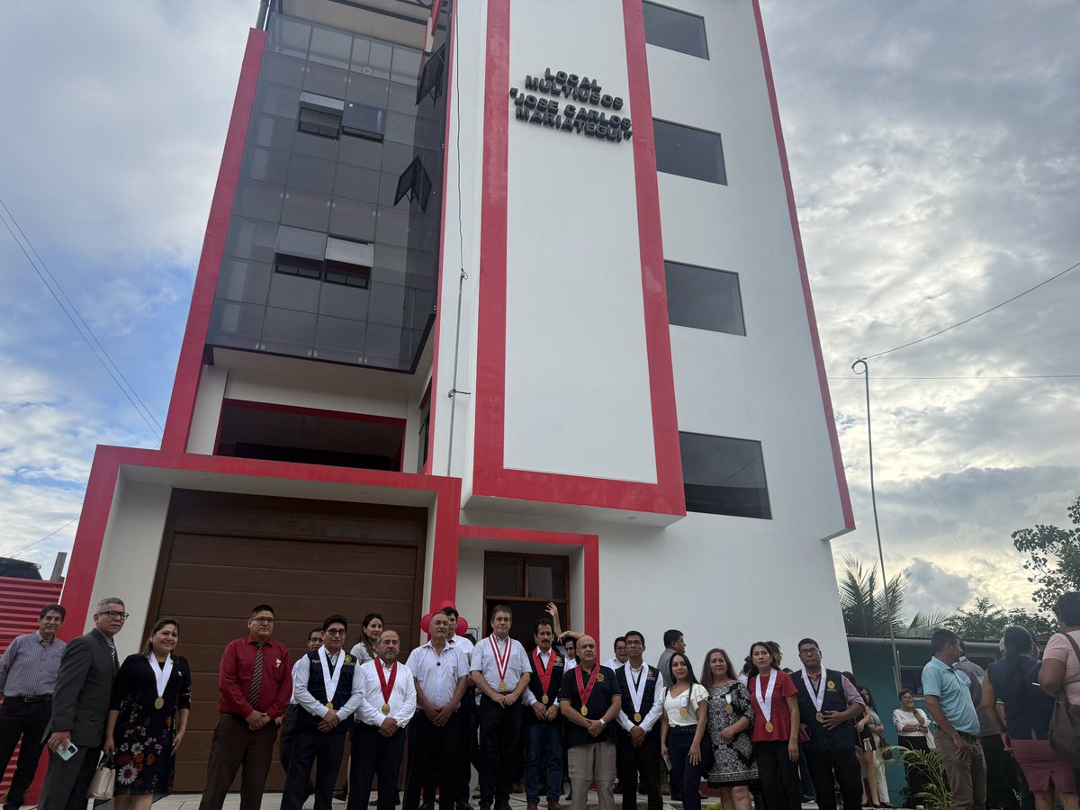 FiscaliaPeru's tweet photo. ▶️ Fiscal de la nación, Tomás Gálvez Villegas, suscribió convenios de entrega de locales para el funcionamiento del Ministerio Público en Pichari y Kimbiri, en Cusco, tras liderar jornadas de trabajo con autoridades locales, operadores de justicia y representantes de comunidades nativas.

🗞️ https://t.co/Wa2bwfJ8Ty