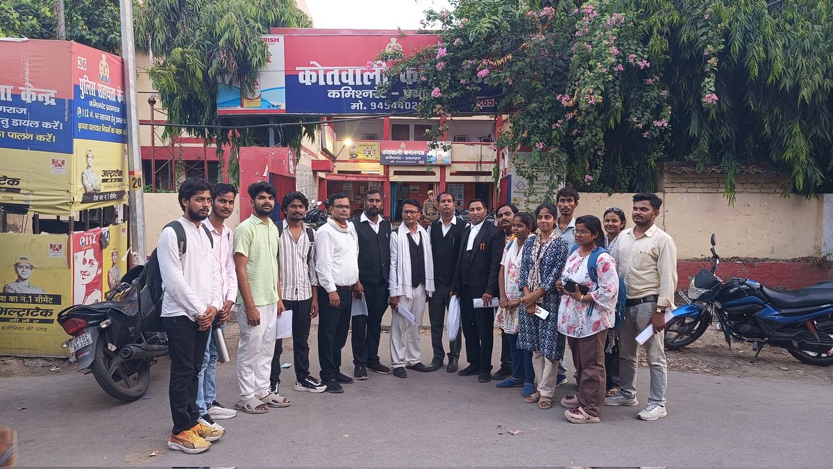 Ashvanee88's tweet photo. थाना कॉलोनेलगंज प्रयागराज में छात्रों के FIR नहीं दर्ज कर रही हैं यही उत्तर प्रदेश पुलिस है जो छात्रों को प्रताड़ित कर रही हैं और FIR नहीं दर्ज कर रही हैं
@myogiadityanath @Uppolice @prayagraj_pol @ADGZonPrayagraj @igrangealld https://t.co/H3IzdFK2nf