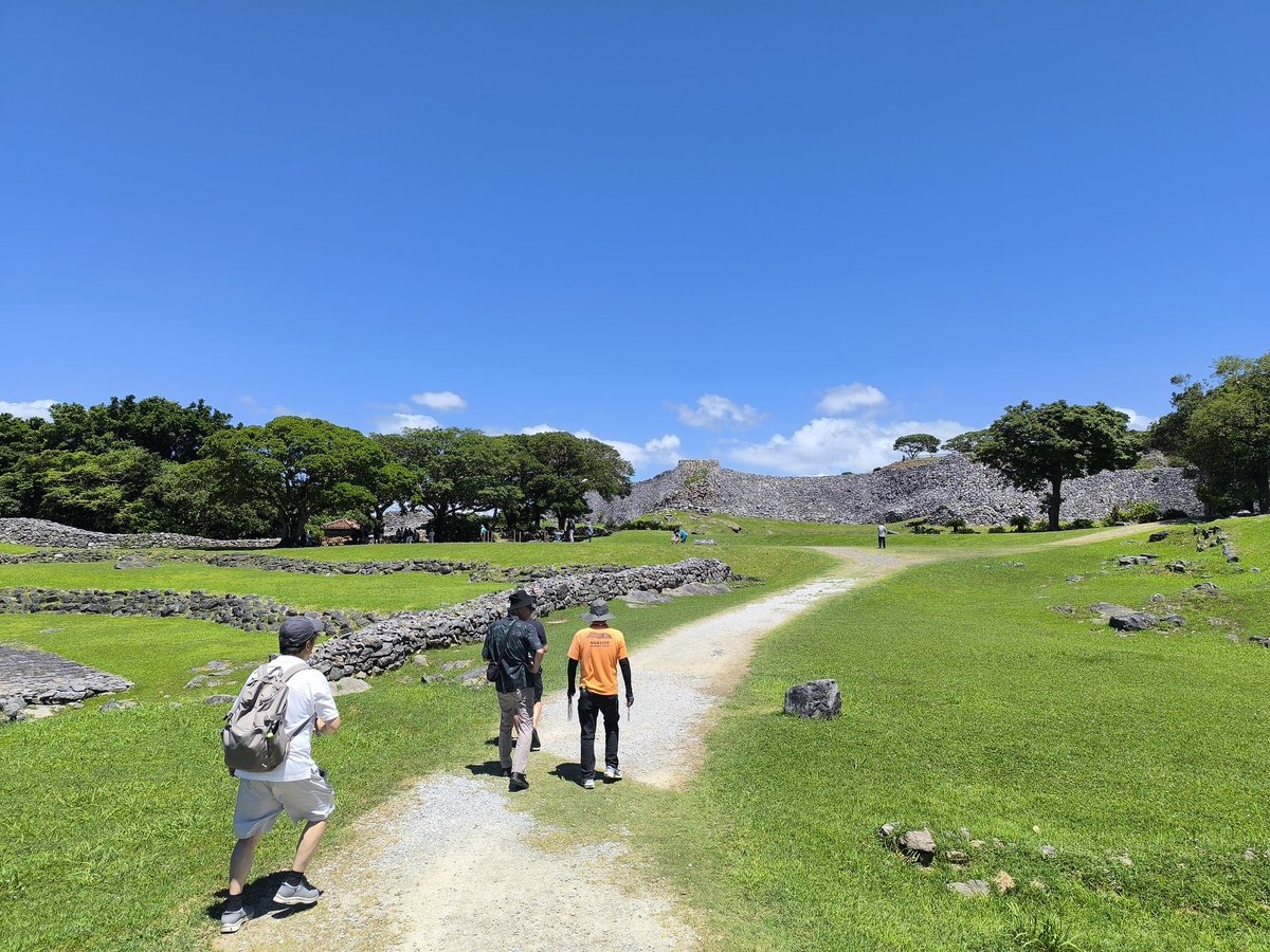 poor_papa77's tweet photo. 沖縄旅行2日目。
最初は今帰仁城跡に行ってきました。
実は、今回は友人達と一緒の旅行で名護バスターミナルまで一緒の車で来てそこから私だけバスで今帰仁城へ。
行き方が2つありチャレンジコースという山道を行くコースで行ったら大失敗。道案内が全然なくて遭難するかと思い引き返しました。 https://t.co/ju61bVOaQi