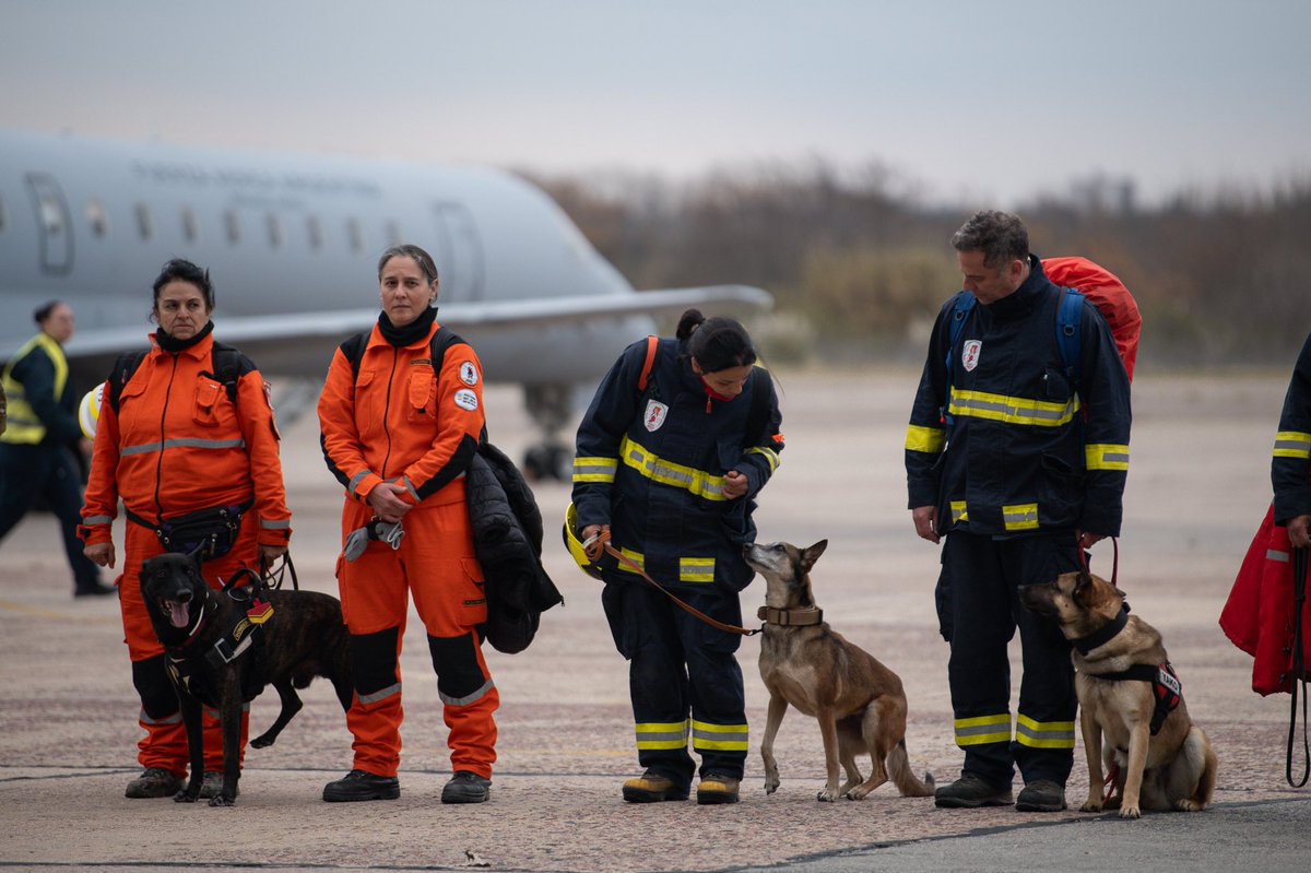 MinDefensa_Ar's tweet photo. Desde la Base Aérea Militar El Palomar, realizamos un nuevo envío de ayuda humanitaria con destino a Venezuela.

Un Hércules C-130 de la @fuerzaaerea_arg trasladó 16.000 kilos de carga general, con insumos médicos, medicamentos, víveres, equipos personales y material destinado al personal desplegado en la zona afectada por la emergencia.

Además, a bordo de una aeronave Embraer se desplegaron equipos de Sanidad y Salud Mental de la @Armada_Arg, especialistas veterinarios del @Ejercito_Arg y personal capacitado en acciones QBN, con equipamiento para tareas de prevención y tratamiento químico y bacteriológico.

El operativo también permitió el traslado de brigadas USAR de Córdoba y Santa Fe, junto a cuatro binomios perro guía, en el marco del trabajo coordinado con la Agencia Federal de Emergencias.

Con más personal, equipamiento y capacidades en terreno, las Fuerzas Armadas argentinas continúan acompañando al pueblo venezolano y fortaleciendo la respuesta humanitaria.