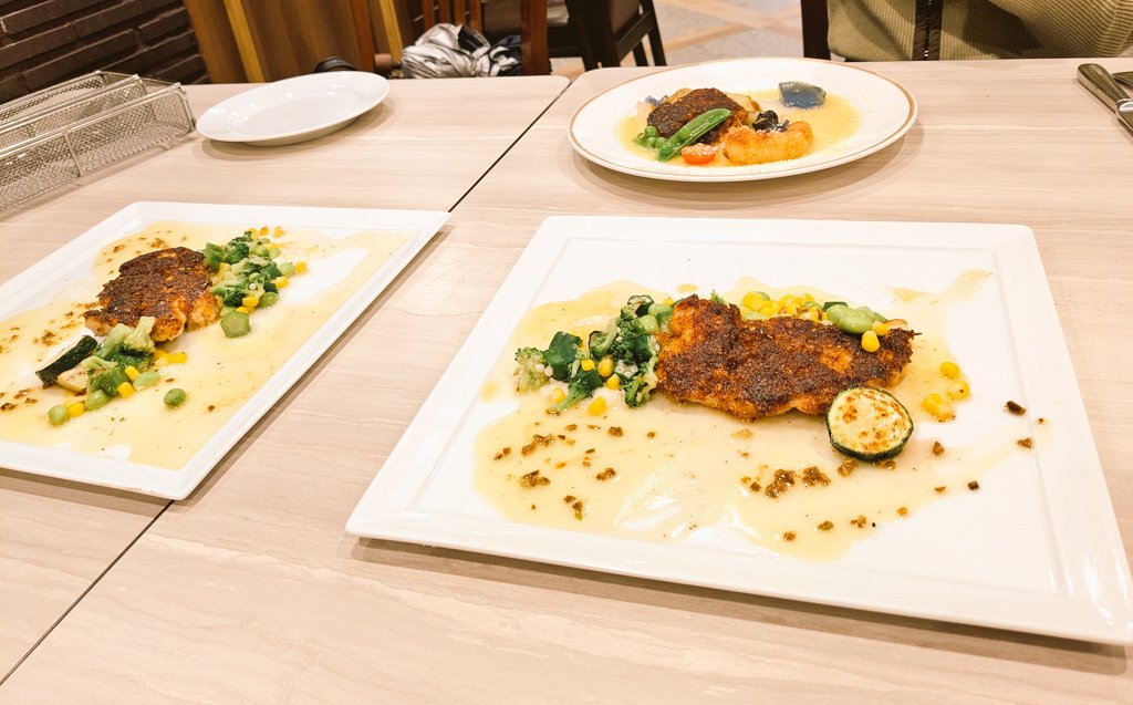 ryoko_bump's tweet photo. 大学メンバーで観劇してディナーしてきた😋🍴 https://t.co/yn5UcZ0kd8