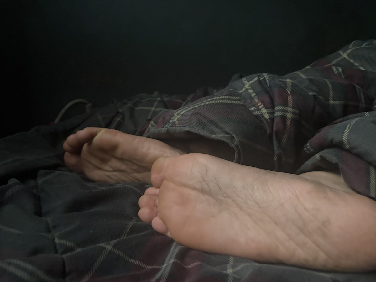 Banafrit5's tweet photo. Old pic I took a few days ago in the morning!

#feet https://t.co/GJdqZsYSMu