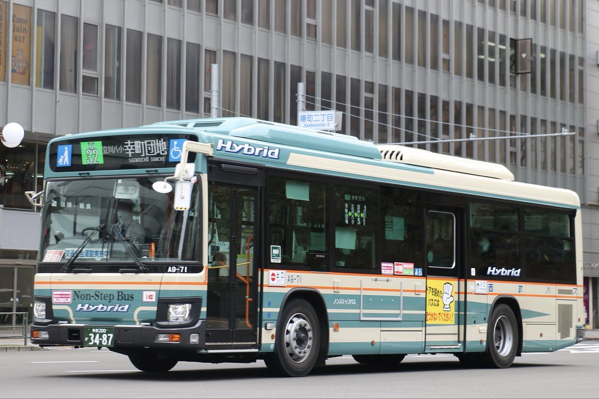 koedo_bus's tweet photo. 西武バス所沢営業所
A9-71号車代替

元・自動運転のHLブルハイA9-71が新車導入により代替され、社号が消されました。
ラッピングのS-tory柄はそのまま。
新車はA6-594 所沢200か29-27 LV290

所沢にA6-945の代替として転属し、2025年8月にようやく運用入りしましたが、所沢での営業は1年足らずでした。 https://t.co/9O7EtQXx1w