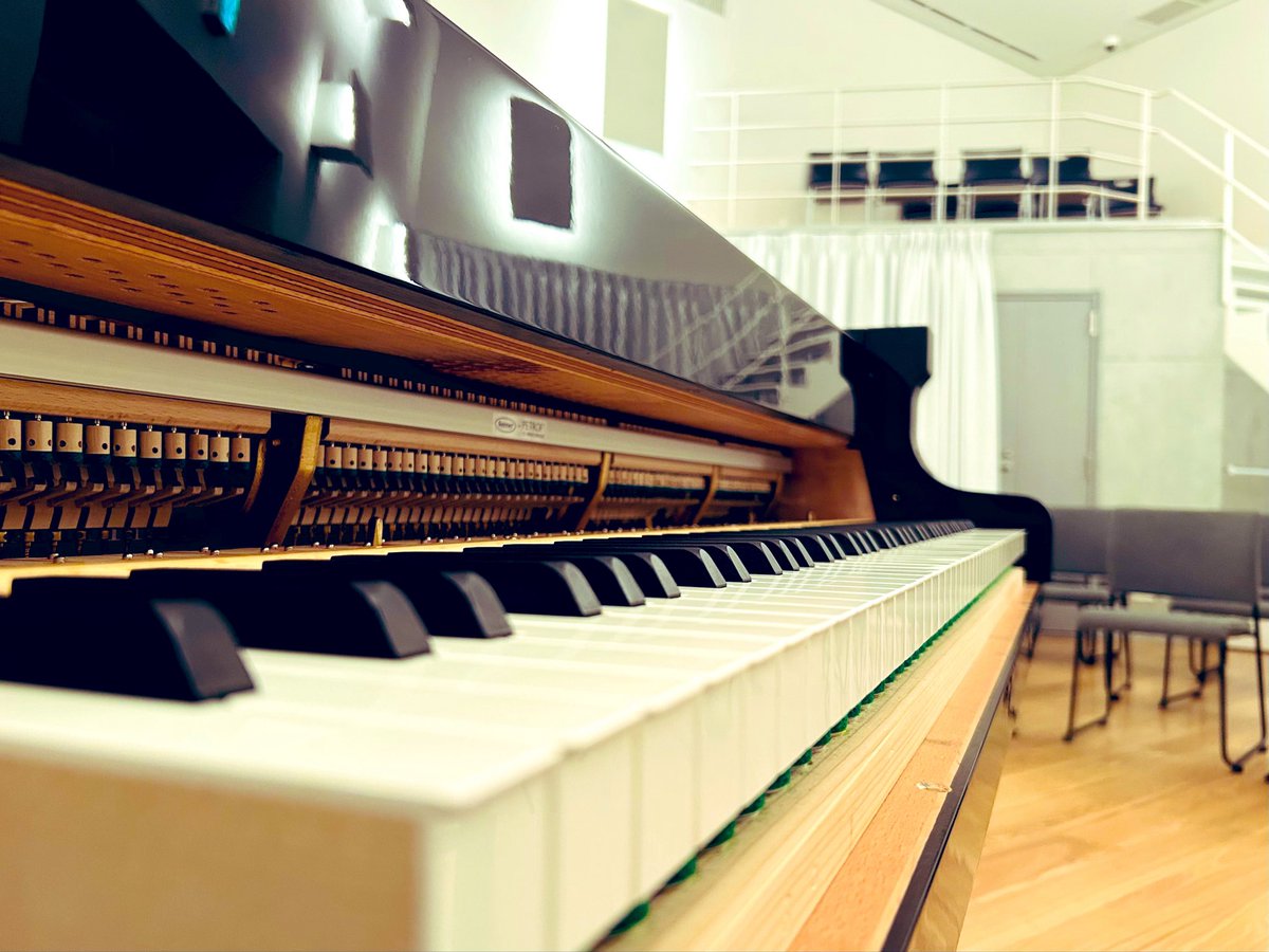 pianoprep2013's tweet photo. 調律だけではなく白鍵を凹凸なく一枚板のように均し、アクション動作を揃えることで演奏者との一体感を作り、ハンマーフェルトに専用ピッカーで針を入れて各音の粒立ちを揃えるなど、さらに上質な音楽を目指して緻密に作業…
弾き手と聴き手、双方を意識しながらコンサート仕事に臨んでいます😌 https://t.co/9XJ4kdtE6s