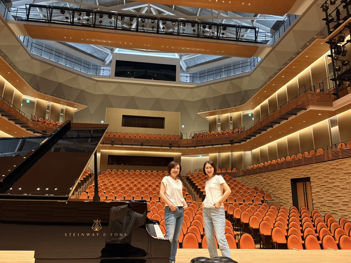 takako1990's tweet photo. 【竹田滞在記Part2 ①】
竹田から無事に東京に戻りました！
コンサート残念でしたが、お天気には勝てませんね☔️⛈️
私達は昨日竹田に入り、グランツたけたの素晴らしい響きの中、リハーサルを夜遅くまで頑張っていました！
そして今日の私達。吉田栄作風コーデで息ピッタリの2人なのでした🤣
#竹田市 https://t.co/yWuJ4Lraui