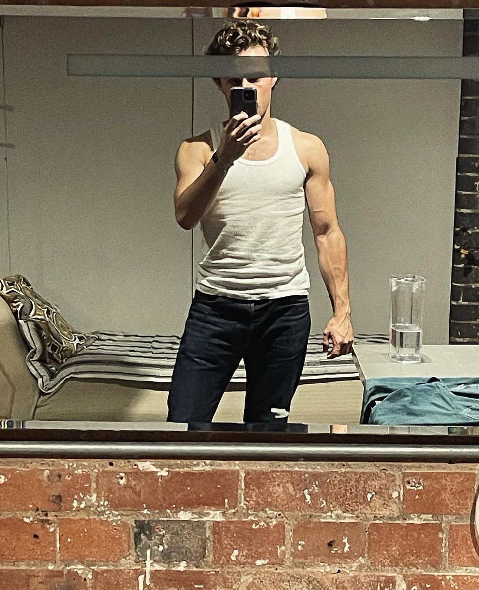lestatdlioncvnt's tweet photo. #recentering my favorite white boy https://t.co/D2F2VIvaR0