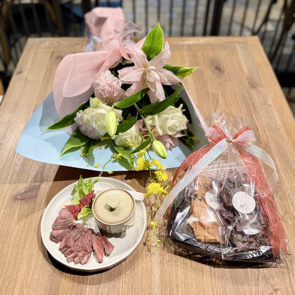 MAKA_blueICE's tweet photo. 今日は愛犬メインのお祝い
（お仕事引退&amp;6/20お誕生日）で
UNO cafeさんへ行ってきました🚗
家族みんな大喜びだったご褒美パフェ🍈🍑
見た目も味もゴージャスでたまらない美味しさ🤤
お友達がサプライズで
花束とオヤツを愛犬のために
届けて来てくれたの嬉しかった🥹💕
ステキな🎁ありがとう💓 https://t.co/v0XwLTqX2V