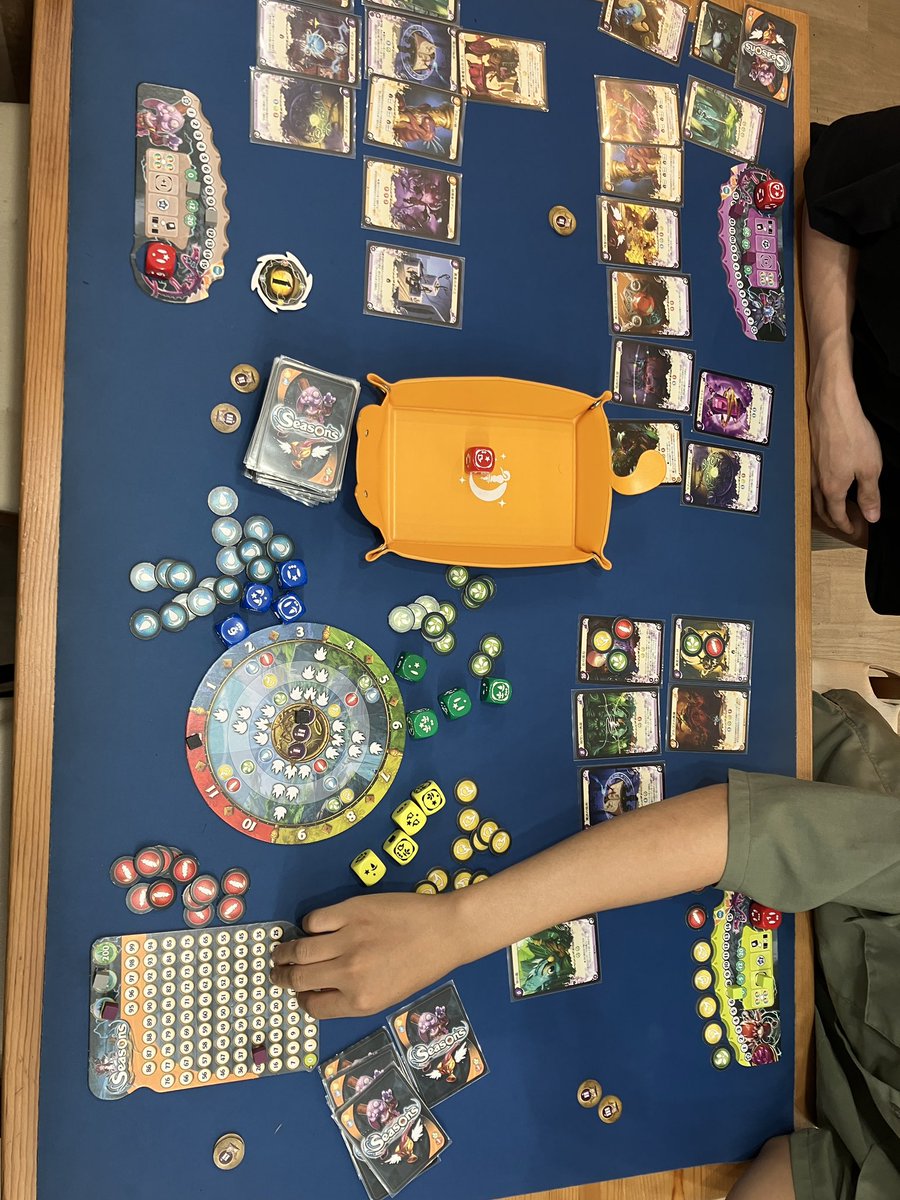 akinobu_002612's tweet photo. 新しく好きなゲームを見つけた。

クシディット王国の大魔法使いになりました。
#seasons #ボードゲーム https://t.co/W1jHwz9VNa