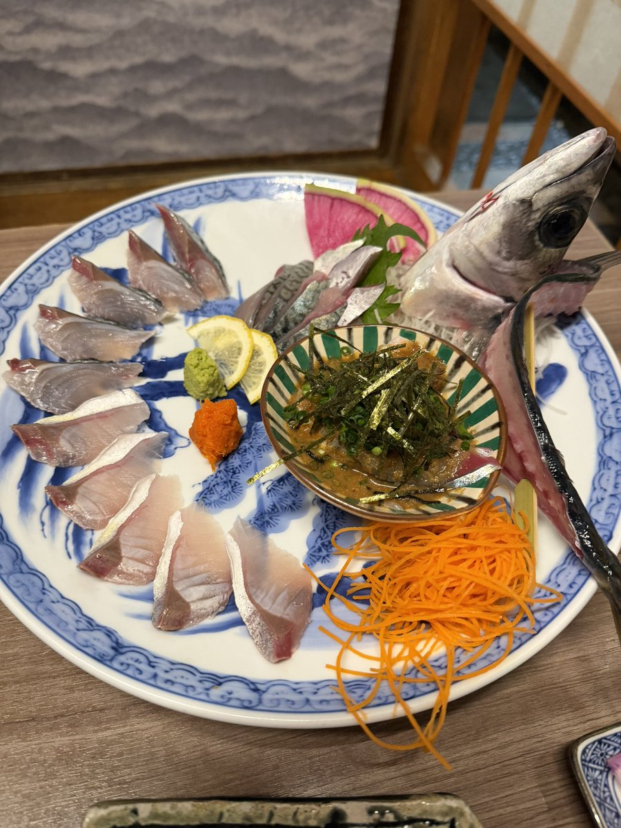 ogisan56's tweet photo. 鯖の活け作り、初めて食べたけど臭みなんて何もなくて只々脂の甘味と海の香りで美味し過ぎた。
ナマコもコリコリで最高。
酒がススム君！ https://t.co/EvlWnJoijo
