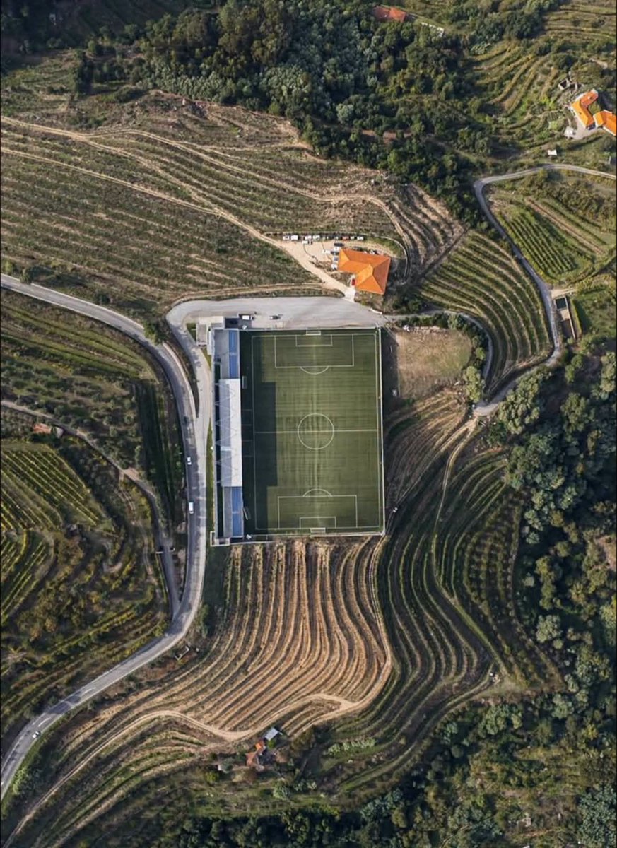 arierom1954's tweet photo. Entre vinhedos, rola a bola num palco único.
Estádio Municipal de Fornelos
📷 #GDResende https://t.co/krpBpyEpPY