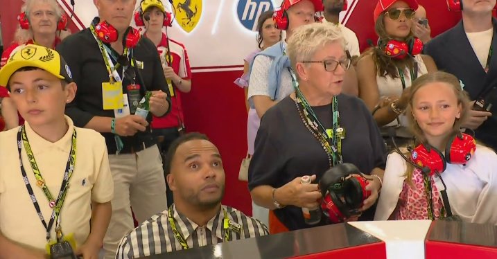 updateslewisbr's tweet photo. A família de Lewis está apoiando ele no box da Ferrari! ❤️ https://t.co/EYfcNjXQQI