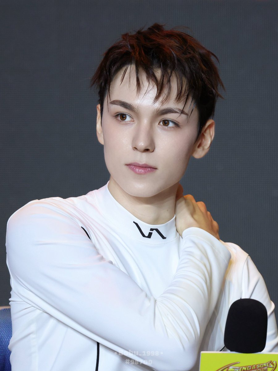 bononliciouss's tweet photo. the sluttiest thing a man can do is look stunning with eyebrow slit https://t.co/1Fe22At9eV