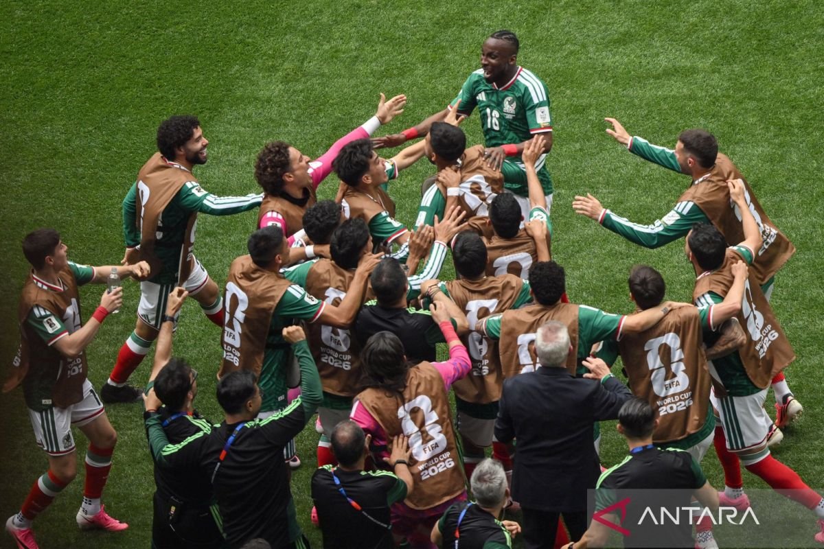 tentastico's tweet photo. 🇲🇽 MEKSIKO vs INGGRIS 🏴󠁧󠁢󠁥󠁮󠁧󠁿

Fakta menarik tentang kedua tim:

• Pertandingan akan dimainkan di Stadion Azteca dengan ketinggian 2.240 mdpl.

• Laga ini adalah pertemuan kedua mereka di sejarah Piala Dunia.

• Inggris menang di 4 duel terakhir.

• Meksiko belum pernah kebobolan di Piala Dunia 2026.

• Inggris punya striker tajam, Harry Kane, dengan koleksi sementara 5 gol.

• Pemenang laga ini akan menghadapi pemenang Brasil vs Norwegia di perempat final.

#mexico #england