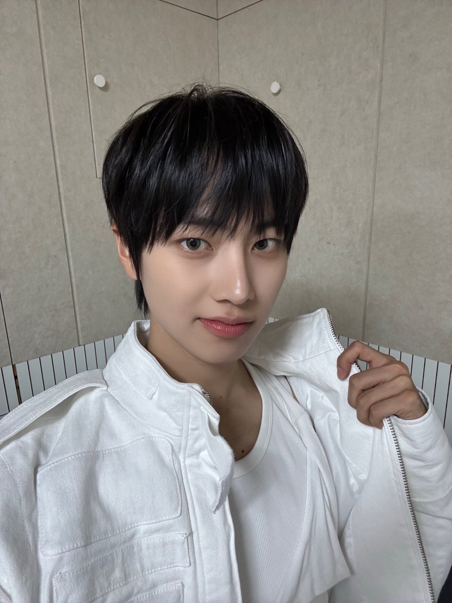mannnn11_'s tweet photo. 뭐어쩌라고 품으로들어오라고? 알겠어 https://t.co/UyGei33M9w