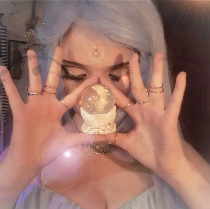 noiaeoe's tweet photo. if you stumbled upon a faerie today... it's only polite to leave a little shiny offering https://t.co/3JtylgvV0U https://t.co/ZTgK5gqhRX