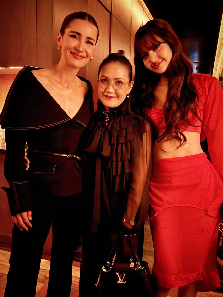TEAMLISAINDIA's tweet photo. Anne Thong Instagram post with LISA -

“An after-party filled with nothing but warmth. 🤍 So happy to have met your mom... and little Lisa. 😊🤍  
And to have spent such a fun time with everyone…..”

🔗https://t.co/y7W7jcZLcc

@wearelloud @SHISEIDO_brand 

LISA ULTIMUNE STUDIO BKK
#LISAxSHISEIDO
#LISAwithULTIMUNE