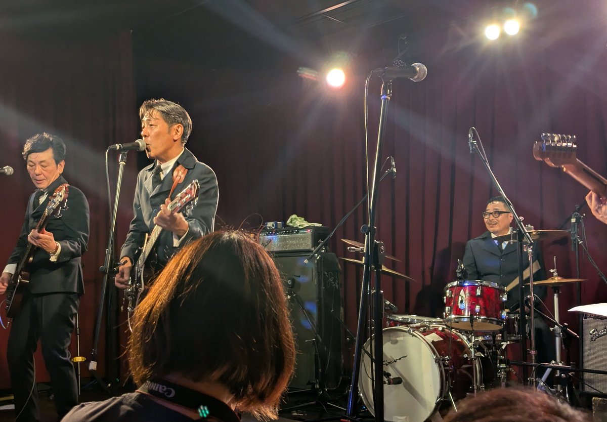 michiyonn's tweet photo. 本日は超絶久々に荻窪Top Beat Club、贅沢なラインナップでどのバンドも魅力的だけど最推しは三つ子の魂百までなのでTHE STRIKES。
かなり久しぶりのストライクスさんはかなりブラッシュアップされて音も何もかもめちゃめちゃカッコ良くなっててもうびっくり。
Spotify聴きながら帰ります。 https://t.co/vqemuLrNvA