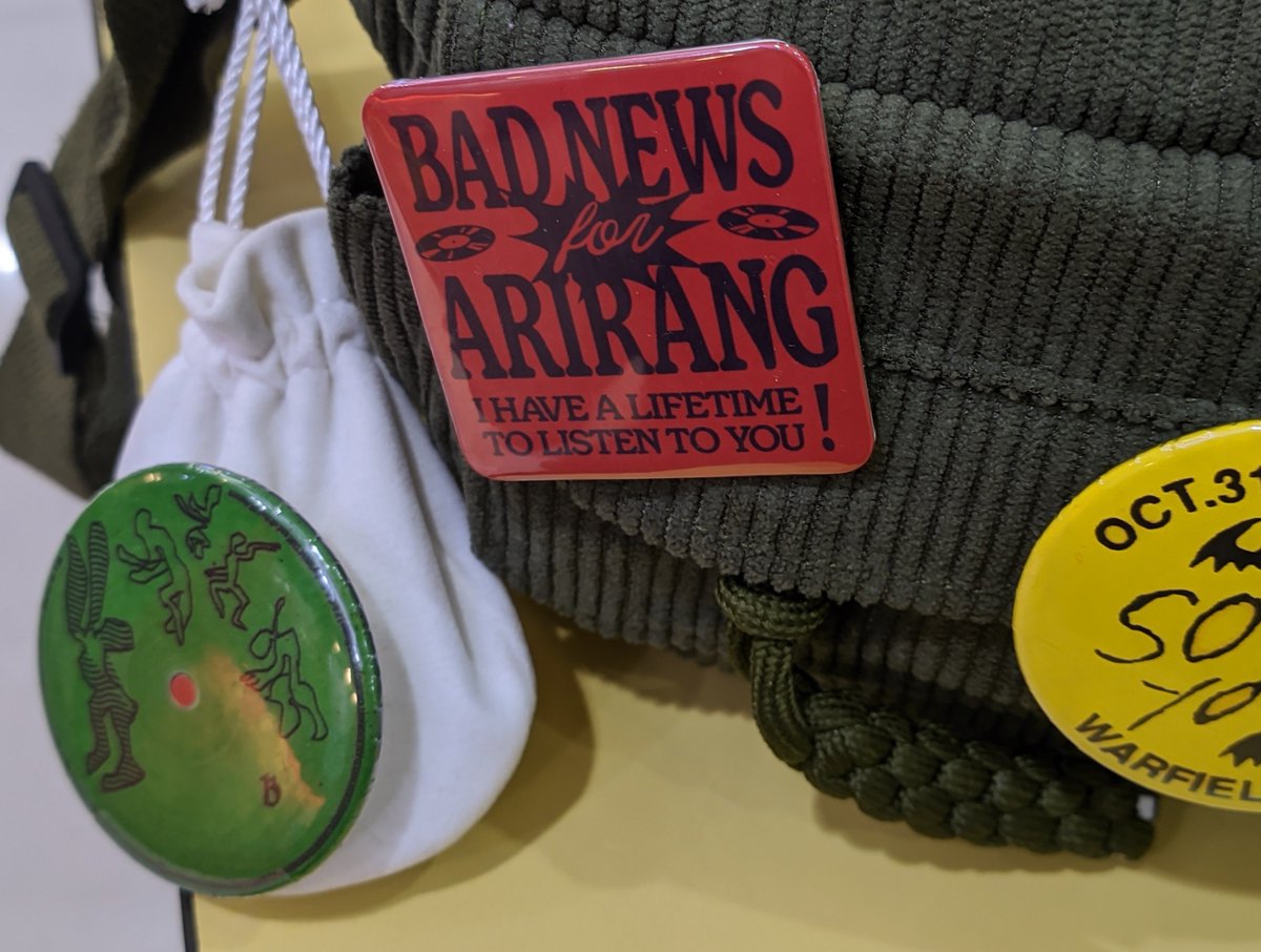 jwanbro's tweet photo. i love my arirang button https://t.co/YjIxFxOAPv