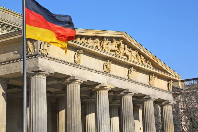 LTCFoundation's tweet photo. Germany’s Cooperative and Savings Banks are Opening Crypto Trading to Millions of Retail Customers! 🇩🇪

Germany has approximately 650 cooperative banks. A growing number of them now support trading for Litecoin. With @dzbank leading the rollout, millions of customers now have access to $LTC, and a handful of other digital assets, through their existing bank accounts. 80 MILLION retail customers in Germany will soon be able to trade #Litecoin!