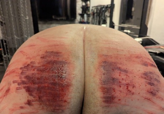 ajk6769's tweet photo. Geburtstagssession mit meiner Herrin,@LadyAlexaX,zusammen mit Lady Elvira.Ich erlebte die Essenz aus Vertrauen,Schmerz,Geilheit,Geborgenheit,grenzenlosen Glücks.Auf niveauvollste Art neu definierte Grenzen.Voller Stolz trage ich ihre Kunst auf meiner Haut. In ewiger Dankbarkeit🙏 https://t.co/XszL69Qoc0