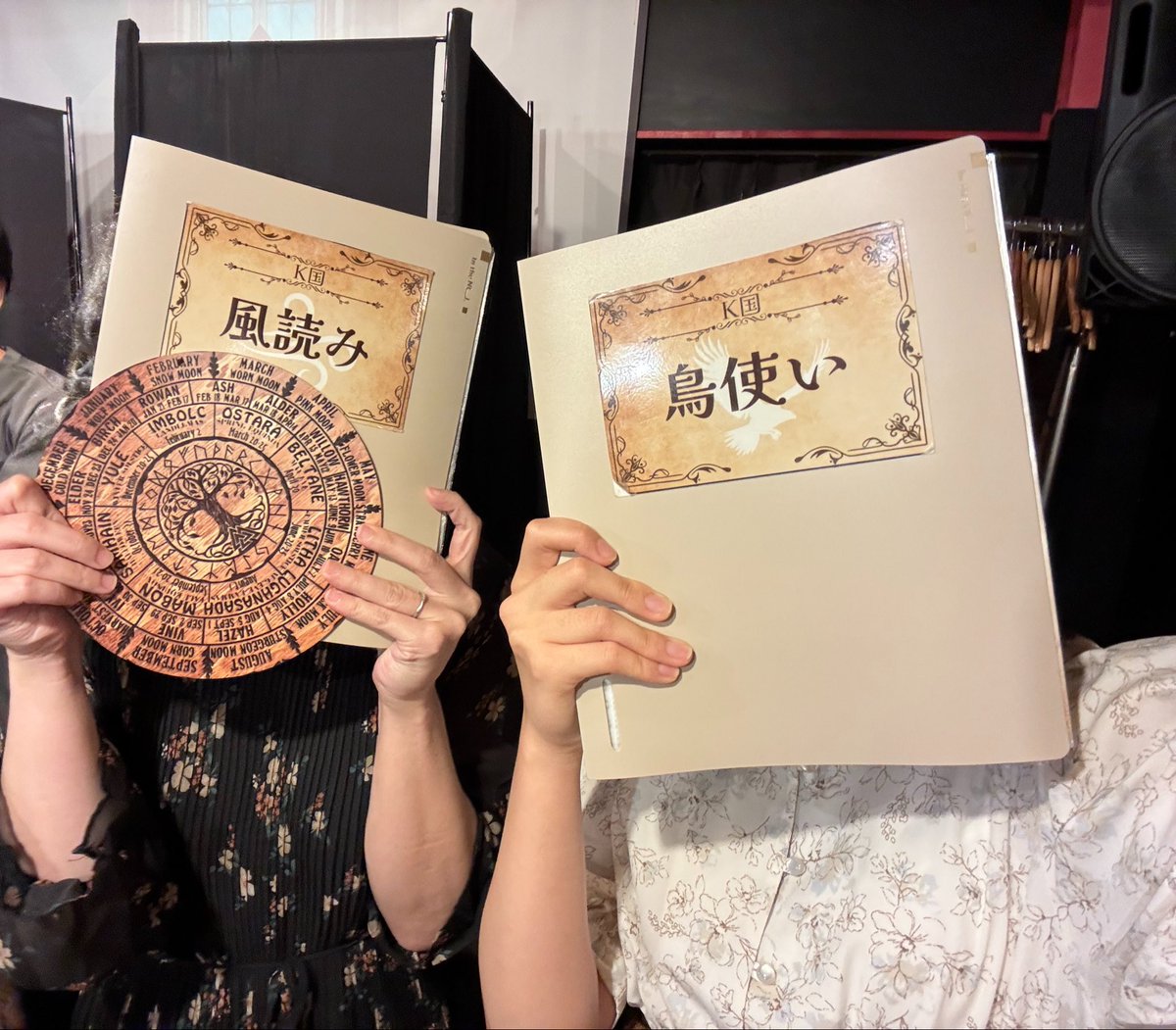 aya_inn's tweet photo. 『BOOROOM』鳥使いで通過！🕊️
初店舗マダミス、20人の大人数のマダミスで話せるか心配だったけど、凄い楽しめた〜！！☺️そしてみんな演技力が光ってて、凄く没入できた！
鳥使いが私のまんまで、GM配役天才過ぎるなぁとっっ割と素で演じられて良かった🥳
本当にありがとうございました😳 https://t.co/7ZRx7biCxK