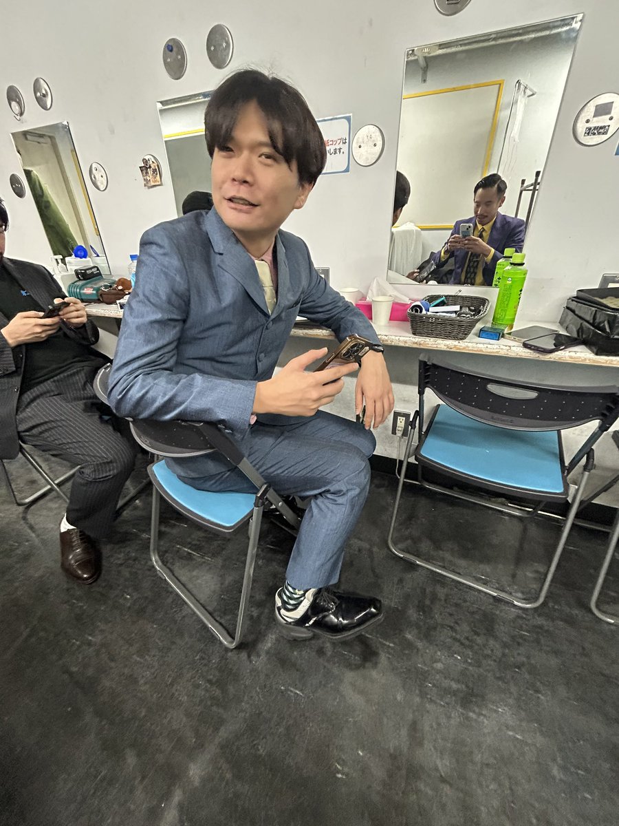 TACOSisMANZAY's tweet photo. 仁木さんが、、、
前はフォーマル、後ろはカジュアルという
リモート会議靴履いてました🥲🥲🥲 https://t.co/oQqqOTR9Md